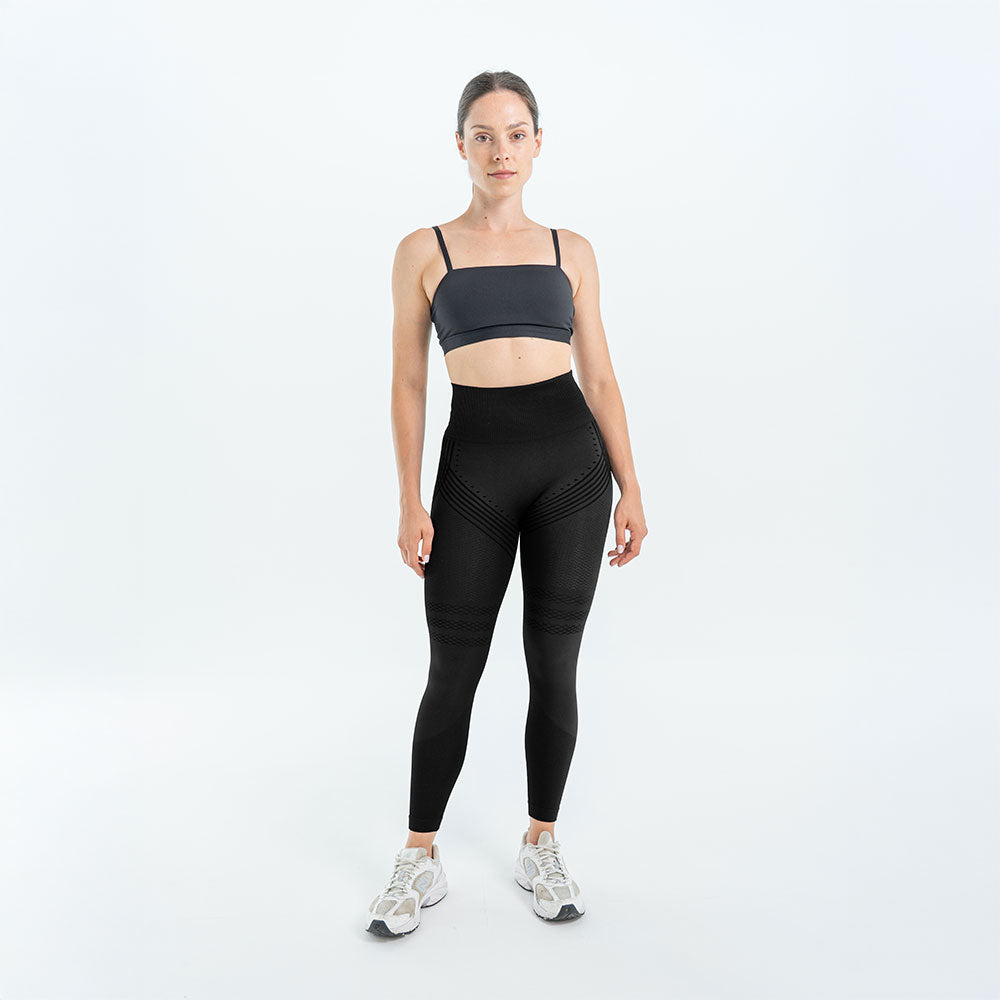 De gauche à droite, le Legging 3D Anti-Cellulite de Leonie and Co, les Leggings Luveon et le Legging Sculptant 3D Arlaya, photographiés sans habillage par les marques elles-mêmes. Relevé du 22 août 2026.